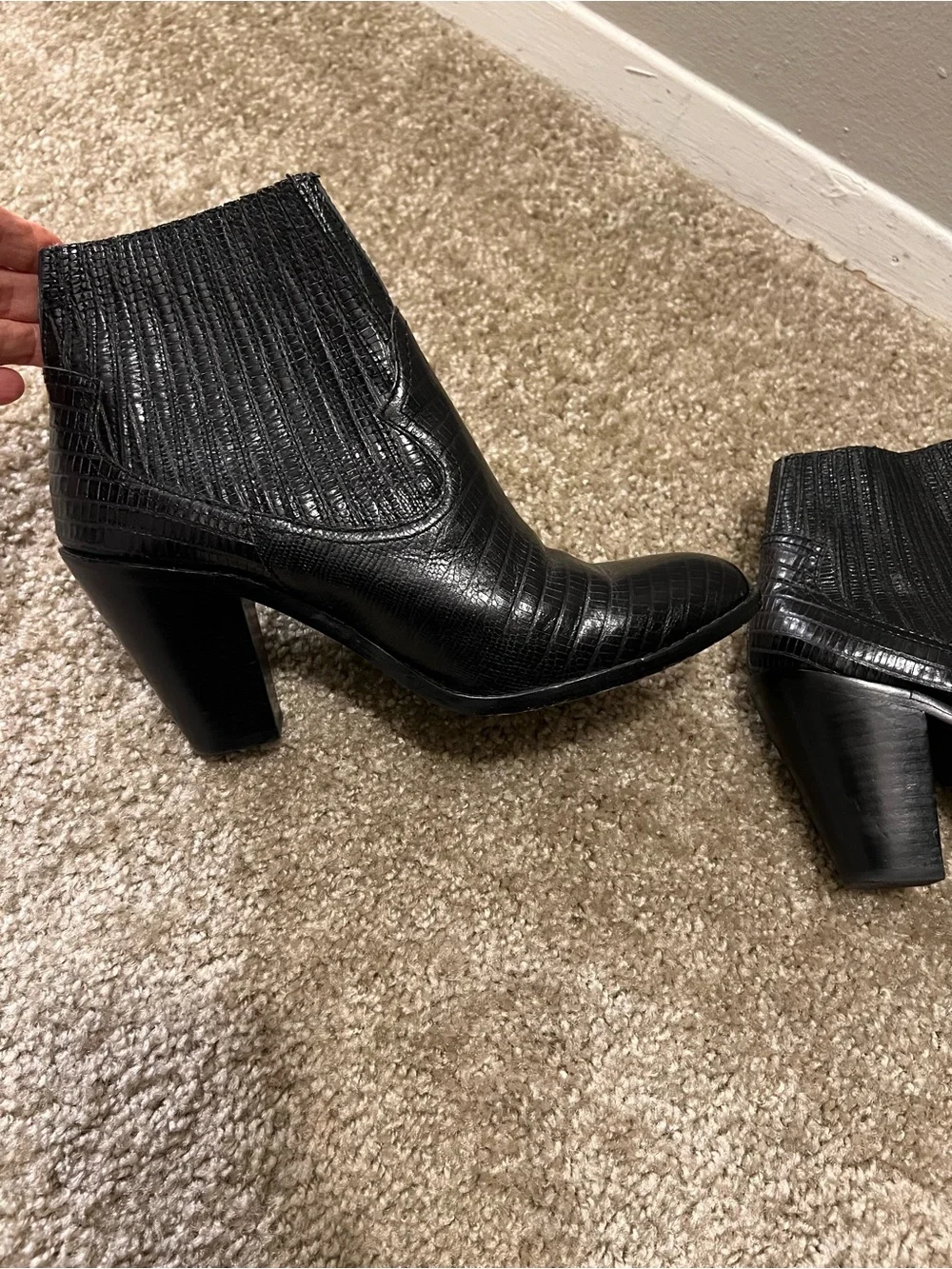 ASH IIona Pull on Heeled leather embossed ankle bootie 39‎